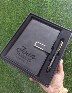 Set de libreta y lapicero personalizado en color negro